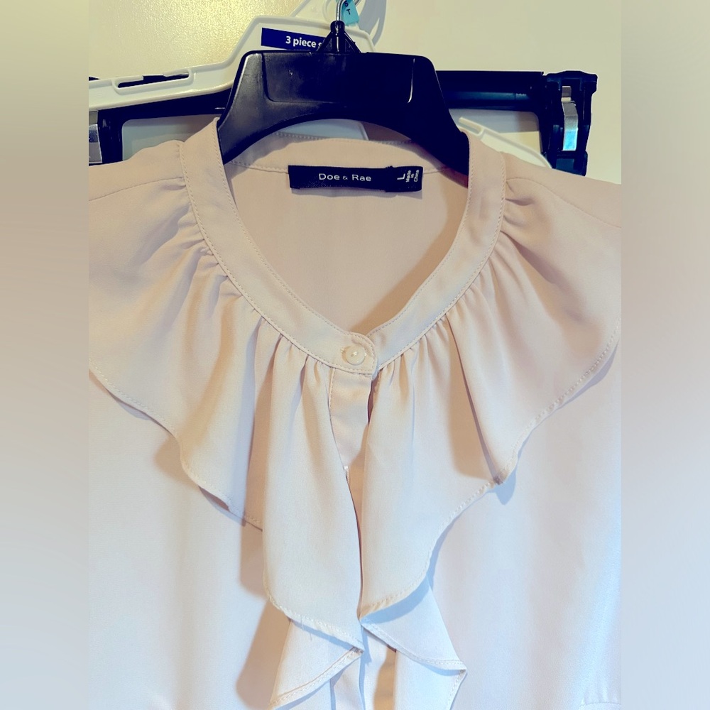 Doe & Rae Ruffle neckline blouse size Large - Picture 2 of 7